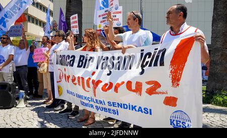 Izmir, Turchia. 01st luglio 2022. La Confederation of Public Workers' Unions Izmir Branches Platform ha tenuto un comunicato stampa per protestare contro la crisi economica e i dati dell'Istituto statistico turco, che vengono ufficialmente annunciati ogni mese sul tasso di inflazione. Credit: İdil Toffolo/Alamy Live News Foto Stock