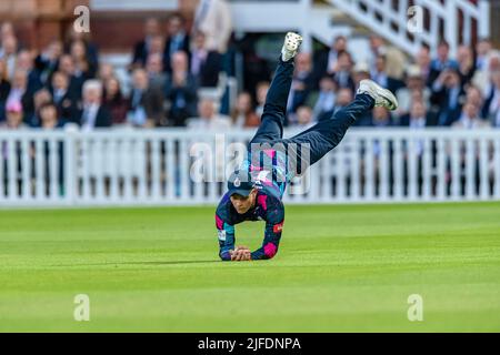 Londra, Regno Unito. 01th Lug 2022. Jack Davies di Middlesex corre per catturare la palla durante il T20 Vitality Blast - Middlesex vs Somerset al Lord's Cricket Ground Venerdì 01 luglio 2022 a LONDRA INGHILTERRA. Credit: Taka G Wu/Alamy Live News Foto Stock