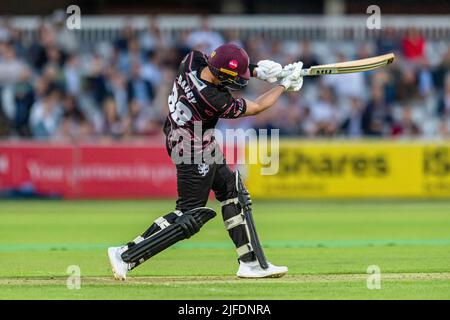 Londra, Regno Unito. 01th Lug 2022. Josh Davey del Somerset Cricket Club si schiaccia durante il T20 Vitality Blast - Middlesex vs Somerset al Lord's Cricket Ground venerdì 01 luglio 2022 a LONDRA INGHILTERRA. Credit: Taka G Wu/Alamy Live News Foto Stock