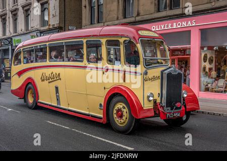 1950 autobus Albion Valiant a un piano e mezzo taxi nella livrea Western SMT visto qui su Byres Road durante il West End Festival 2022 Foto Stock