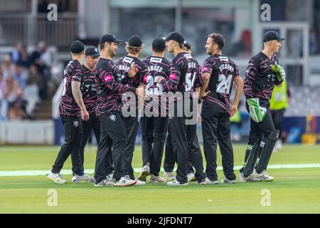 Londra, Regno Unito. 01th Lug 2022. Will Smeed del Somerset Cricket Club festeggia con i compagni di squadra dopo aver catturato la palla ballata da Lewis Gregory del Somerset Cricket Club, bat di Jack Davies del Middlesex durante il T20 Vitality Blast - Middlesex vs Somerset al Lord's Cricket Ground venerdì 01 luglio 2022 a LONDRA IN INGHILTERRA. Credit: Taka G Wu/Alamy Live News Foto Stock