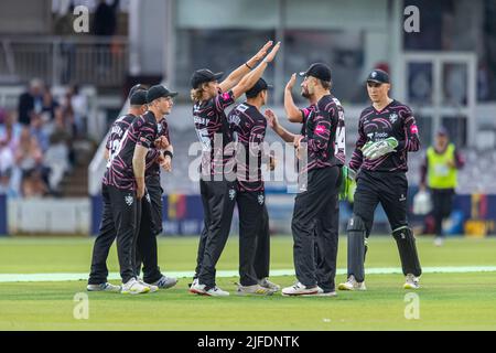 Londra, Regno Unito. 01th Lug 2022. Will Smeed del Somerset Cricket Club festeggia con i compagni di squadra dopo aver catturato la palla ballata da Lewis Gregory del Somerset Cricket Club, bat di Jack Davies del Middlesex durante il T20 Vitality Blast - Middlesex vs Somerset al Lord's Cricket Ground venerdì 01 luglio 2022 a LONDRA IN INGHILTERRA. Credit: Taka G Wu/Alamy Live News Foto Stock