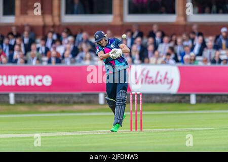 Londra, Regno Unito. 01th Lug 2022. Chris Green di Middlesex si schiaccia durante il T20 Vitality Blast - Middlesex vs Somerset al Lord's Cricket Ground venerdì 01 luglio 2022 a LONDRA, INGHILTERRA. Credit: Taka G Wu/Alamy Live News Foto Stock