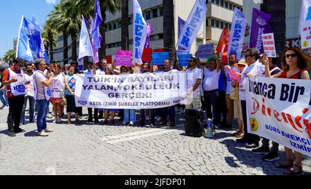 Izmir, Turchia. 01st luglio 2022. La Confederation of Public Workers' Unions Izmir Branches Platform ha tenuto un comunicato stampa per protestare contro la crisi economica e i dati dell'Istituto statistico turco, che vengono ufficialmente annunciati ogni mese sul tasso di inflazione. Credit: İdil Toffolo/Alamy Live News Foto Stock