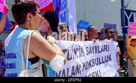 Izmir, Turchia. 01st luglio 2022. La Confederation of Public Workers' Unions Izmir Branches Platform ha tenuto un comunicato stampa per protestare contro la crisi economica e i dati dell'Istituto statistico turco, che vengono ufficialmente annunciati ogni mese sul tasso di inflazione. Credit: İdil Toffolo/Alamy Live News Foto Stock