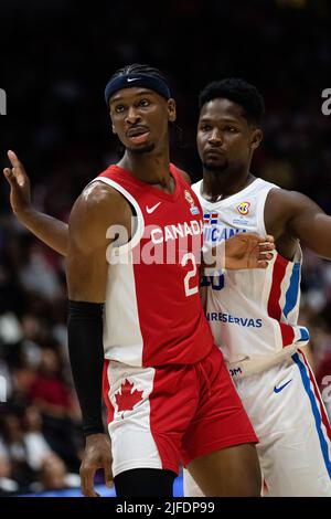 Hamilton, Canada, 01 luglio 2022: Shai Gilgyeous-Alexander (L) del Team Canada in azione durante la partita di qualificazione della Coppa del mondo FIBA (Window 3) contro il Team Dominican Republic al First Ontario Center di Hamilton, Canada. Il Canada ha vinto il gioco con il punteggio 95-75. Credit: Phamai Techaphan/Alamy Live News Foto Stock