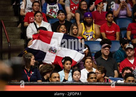 Hamilton, Canada, 01 luglio 2022: I tifosi stanno allietando durante la partita di qualificazione della Coppa del mondo FIBA (Window 3) tra la Repubblica Dominicana contro il Canada al First Ontario Center di Hamilton, Canada. Il Canada ha vinto il gioco con il punteggio 95-75. Credit: Phamai Techaphan/Alamy Live News Foto Stock