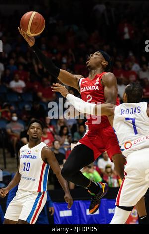 Hamilton, Canada, 01 luglio 2022: Shai Gilgyeous-Alexander (al centro) del Team Canada in azione durante la partita di qualificazione della Coppa del mondo FIBA (Window 3) contro il Team Dominican Republic al primo Ontario Center di Hamilton, Canada. Il Canada ha vinto il gioco con il punteggio 95-75. Credit: Phamai Techaphan/Alamy Live News Foto Stock