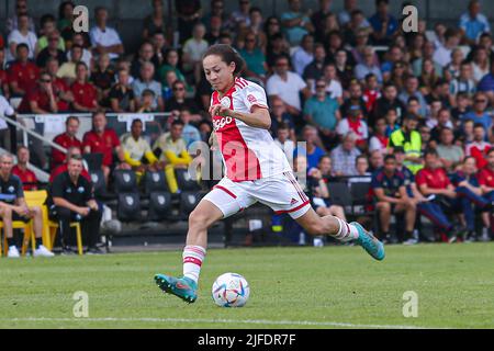 OLDENZAAL, PAESI BASSI - LUGLIO 2: Kian Fitz-Jim di Ajax durante la partita pre-stagione amichevole tra Ajax e SC Paderborn 07 allo Sportpark Vonderseijde il 2 Luglio 2022 a Oldenzaal, Paesi Bassi (Foto di Pieter van der Woude/Orange Pictures) credito: Orange Pics BV/Alamy Live News credito: Orange Pics BV/Alamy Live News Foto Stock