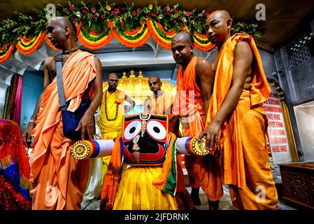 Habibpur, India. 01st luglio 2022. I devoti indù hanno visto portare un Idol di Lord Jagannath alla Società Internazionale per la coscienza di Krishna (ISKCON) Habibpur durante un Festival. Ratha Yatra, anche noto come Rathayatra, Rathajatra o Chariot festival legato con Lord Jagannath celebrato in tutto il mondo come da mitologia indù. Rathajatra è un viaggio in un carro di Lord Jagannath accompagnato dal pubblico celebrato annualmente. Credit: SOPA Images Limited/Alamy Live News Foto Stock