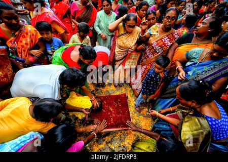 Habibpur, India. 01st luglio 2022. I devoti offrono preghiere a Lord Jagannath durante il Festival di Rathyara presso la Società Internazionale per la coscienza di Krishna (ISKCON) Habibpur. Ratha Yatra, anche noto come Rathayatra, Rathajatra o Chariot festival legato con Lord Jagannath celebrato in tutto il mondo come da mitologia indù. Rathajatra è un viaggio in un carro di Lord Jagannath accompagnato dal pubblico celebrato annualmente. Credit: SOPA Images Limited/Alamy Live News Foto Stock