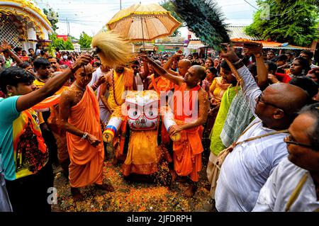 Habibpur, India. 01st luglio 2022. I devoti indù hanno visto portare un Idol di Lord Jagannath alla Società Internazionale per la coscienza di Krishna (ISKCON) Habibpur durante un Festival. Ratha Yatra, anche noto come Rathayatra, Rathajatra o Chariot festival legato con Lord Jagannath celebrato in tutto il mondo come da mitologia indù. Rathajatra è un viaggio in un carro di Lord Jagannath accompagnato dal pubblico celebrato annualmente. Credit: SOPA Images Limited/Alamy Live News Foto Stock