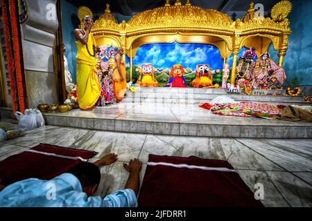 Habibpur, India. 01st luglio 2022. I devoti offrono preghiere a Lord Jagannath durante il Festival di Rathyara presso la Società Internazionale per la coscienza di Krishna (ISKCON) Habibpur. Ratha Yatra, anche noto come Rathayatra, Rathajatra o Chariot festival legato con Lord Jagannath celebrato in tutto il mondo come da mitologia indù. Rathajatra è un viaggio in un carro di Lord Jagannath accompagnato dal pubblico celebrato annualmente. Credit: SOPA Images Limited/Alamy Live News Foto Stock