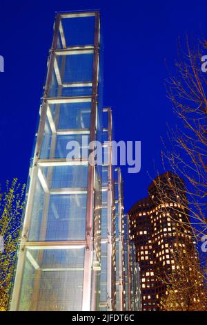 Il Glass Olocausto Memorial onora coloro che sono stati uccisi e uccisi nei campi di concentramento durante la seconda guerra mondiale ed è illuminato di notte a Boston Foto Stock