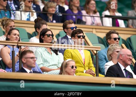 Tom Daley (seconda a destra) e Dustin Lance Black (a destra) nella Royal Box durante il sesto giorno dei campionati di Wimbledon 2022 all'All England Lawn Tennis and Croquet Club, Wimbledon. Data foto: Sabato 2 luglio 2022. Foto Stock