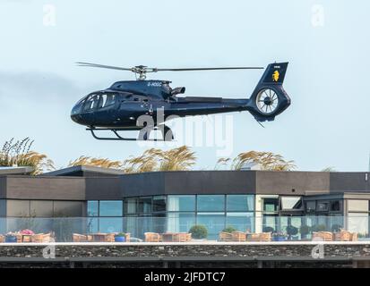 Vecchio capo di Kinsale, Cork, Irlanda. 02nd luglio. 2022. Un elicottero Airbus H130 entra a terra di fronte alla clubhouse presso il campo da golf Old Head Golf Links al di fuori di Kinsale, Co. Cork, Irlanda. - Picture David Creedon Credit: David Creedon/Alamy Live News Foto Stock