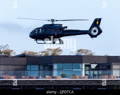 Vecchio capo di Kinsale, Cork, Irlanda. 02nd luglio. 2022. Un elicottero Airbus H130 entra a terra di fronte alla clubhouse presso il campo da golf Old Head Golf Links al di fuori di Kinsale, Co. Cork, Irlanda. - Picture David Creedon Credit: David Creedon/Alamy Live News Foto Stock