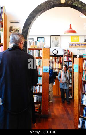 City Lights Bookstore, a San Francisco, è un sellerr libro indipendente e famoso per aver lanciato le carriere di scrittura della Beat Generation Foto Stock