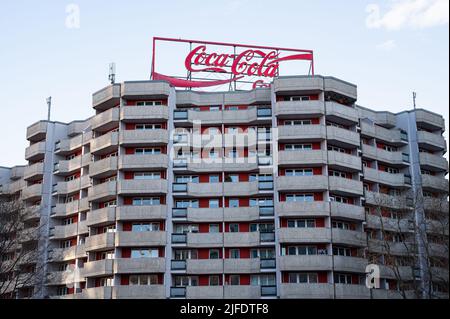 07.03.2022, Berlino, Germania, Europa - illuminato Coca-Cola pubblicità sul tetto della proprietà immobiliare prefabbricata Spitteleck a Spittelmarkt. Foto Stock