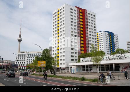 30.04.2022, Berlino, Germania, Europa - edifici di appartamenti prefabbricati in Holzmarktstrasse e Torre della Televisione ad Alexanderplatz in Mitte. Foto Stock