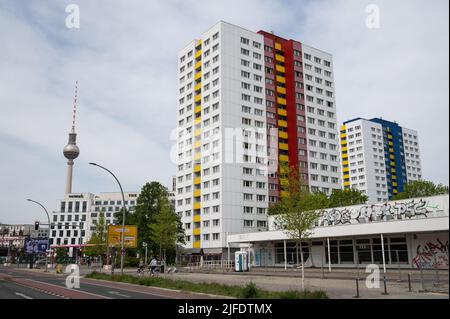 30.04.2022, Berlino, Germania, Europa - edifici di appartamenti prefabbricati in Holzmarktstrasse e Torre della Televisione ad Alexanderplatz in Mitte. Foto Stock