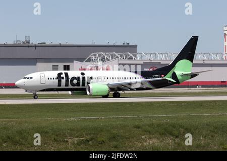 Un Boeing 737-8 MAX Flair Airlines è appena arrivato all'aeroporto internazionale Pierre Elliott Trudeau di Montreal. Flair Airlines è una compagnia aerea a basso costo canadese con sede a Edmonton, Alberta, con la sua base operativa principale all'aeroporto internazionale di Edmonton. Foto Stock