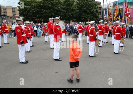 Glasgow, Regno Unito. 02nd luglio 2022. La County Grand Orange Lodge of Scotland, supportata da più di 40 altri Lodges e band, ha avuto la loro parata annuale attraverso il centro di Glasgow, a cominciare da un servizio religioso a George Square e finire la parata a Glasgow Green. Si stima che vi partecipino più di 4000 persone, compresi tutti i portacolori d'ufficio e i membri della band. Credit: Findlay/Alamy Live News Foto Stock