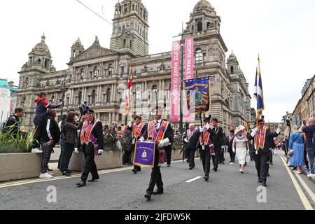 Glasgow, Regno Unito. 02nd luglio 2022. La County Grand Orange Lodge of Scotland, supportata da più di 40 altri Lodges e band, ha avuto la loro parata annuale attraverso il centro di Glasgow, a cominciare da un servizio religioso a George Square e finire la parata a Glasgow Green. Si stima che vi partecipino più di 4000 persone, compresi tutti i portacolori d'ufficio e i membri della band. Credit: Findlay/Alamy Live News Foto Stock