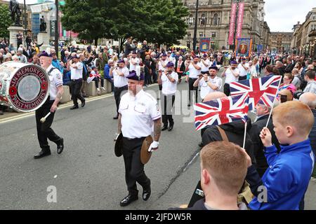 Glasgow, Regno Unito. 02nd luglio 2022. La County Grand Orange Lodge of Scotland, supportata da più di 40 altri Lodges e band, ha avuto la loro parata annuale attraverso il centro di Glasgow, a cominciare da un servizio religioso a George Square e finire la parata a Glasgow Green. Si stima che vi partecipino più di 4000 persone, compresi tutti i portacolori d'ufficio e i membri della band. Credit: Findlay/Alamy Live News Foto Stock