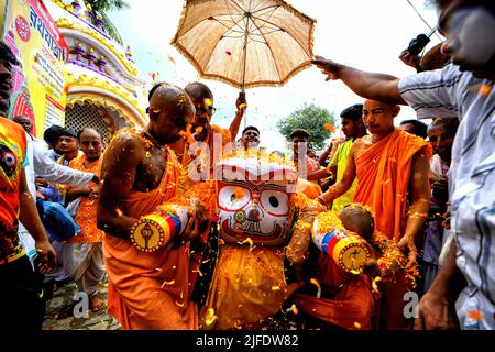 Habibpur, India. 01st luglio 2022. I devoti indù hanno visto portare un Idol di Lord Jagannath alla Società Internazionale per la coscienza di Krishna (ISKCON) Habibpur durante un Festival. Ratha Yatra, anche noto come Rathayatra, Rathajatra o Chariot festival legato con Lord Jagannath celebrato in tutto il mondo come da mitologia indù. Rathajatra è un viaggio in un carro di Lord Jagannath accompagnato dal pubblico celebrato annualmente. (Foto di Avishek Das/SOPA Images/Sipa USA) Credit: Sipa USA/Alamy Live News Foto Stock