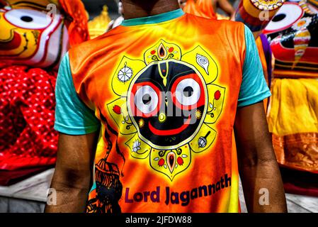 Habibpur, India. 01st luglio 2022. Un devoto visto vestito con una T-shirt che ha un simbolo di Lord Jagannath durante il Festival di Rathyara. Ratha Yatra, anche noto come Rathayatra, Rathajatra o Chariot festival legato con Lord Jagannath celebrato in tutto il mondo come da mitologia indù. Rathajatra è un viaggio in un carro di Lord Jagannath accompagnato dal pubblico celebrato annualmente. (Foto di Avishek Das/SOPA Images/Sipa USA) Credit: Sipa USA/Alamy Live News Foto Stock