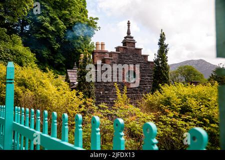 Finestra di Kylemore Abbey Garden Bothy oculus e corbie a gradini a Connemara, Irlanda. Foto Stock