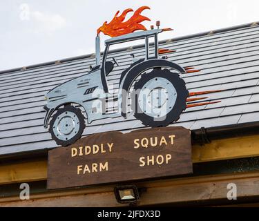 Chipping Norton, UK - Aprile 10th 2022: Cartello sopra l'ingresso al Diddly Squat Farm Shop - di proprietà e reso famoso da Jeremy Clarkson, situato a Chippi Foto Stock