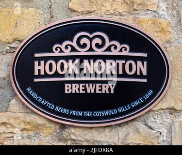 Chipping Norton, UK - Aprile 10th 2022: Cartello che promuove la birreria Hook Norton, situata all'esterno di un edificio nella città di Chipping Norton, i Foto Stock