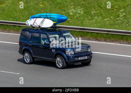 2011 Blue Land Rover Discovery HSE TDV6 Auto SDV6 245 auto, 2993cc Diesel SUV per il trasporto di tavole da surf sul tetto; guida sull'autostrada M6, Manchester, Regno Unito Foto Stock