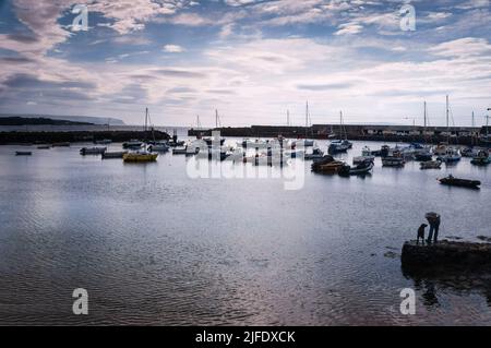 I giorni terminano al porto di Portrush, nell'Irlanda del Nord, sulla costa di Antrim. Foto Stock