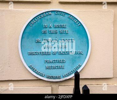 Cheltenham, Regno Unito - Aprile 11th 2022: Una targa che segna il luogo in cui il Dr. Edward Jenner, lo scopritore della vaccinazione, praticava la medicina, in città di Foto Stock