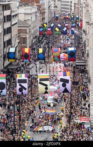 SOLO PER USO EDITORIALE viste generali della sfilata Pride di Londra di quest'anno, con bandiere Pride inclusive intersex, disegnate da Valentino Vecchietti appeso sopra Regent Street. Data foto: Sabato 2 giugno 2022. Foto Stock