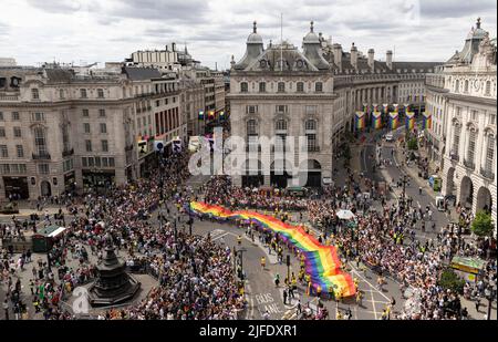 SOLO PER USO EDITORIALE viste generali della sfilata Pride di Londra di quest'anno, con bandiere Pride inclusive intersex, disegnate da Valentino Vecchietti appeso sopra Regent Street. Data foto: Sabato 2 giugno 2022. Foto Stock