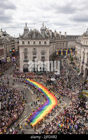 SOLO PER USO EDITORIALE viste generali della sfilata Pride di Londra di quest'anno, con bandiere Pride inclusive intersex, disegnate da Valentino Vecchietti appeso sopra Regent Street. Data foto: Sabato 2 giugno 2022. Foto Stock