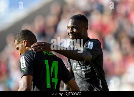 giubileo Marcus THURAM r. (MG) con Alassane PLEA (MG). Partita di prova di calcio Rot-Weiss Essen (e) - Borussia Monchengladbach (MG), il 1st luglio 2022 ad Essen/Germania. Â Credit: dpa Picture Alliance/Alamy Live News Foto Stock