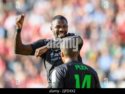 giubileo Marcus THURAM l. (MG) con Alassane PLEA (MG). Partita di prova di calcio Rot-Weiss Essen (e) - Borussia Monchengladbach (MG) 2: 4, il 1st luglio 2022 ad Essen/Germania. Â Credit: dpa Picture Alliance/Alamy Live News Foto Stock