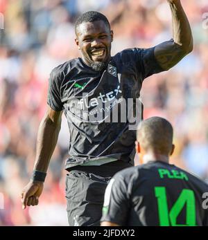 giubileo Marcus THURAM l. (MG) con Alassane PLEA (MG). Partita di prova di calcio Rot-Weiss Essen (e) - Borussia Monchengladbach (MG) 2: 4, il 1st luglio 2022 ad Essen/Germania. Â Credit: dpa Picture Alliance/Alamy Live News Foto Stock
