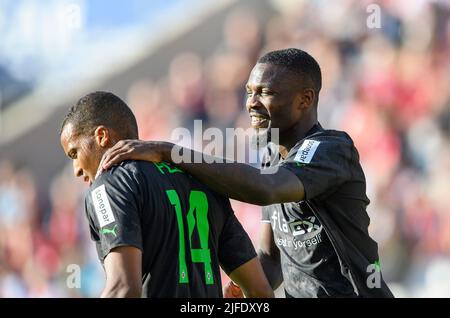giubileo Marcus THURAM r. (MG) con Alassane PLEA (MG). Partita di prova di calcio Rot-Weiss Essen (e) - Borussia Monchengladbach (MG) 2: 4, il 1st luglio 2022 ad Essen/Germania. Â Credit: dpa Picture Alliance/Alamy Live News Foto Stock