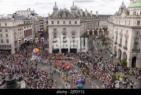 SOLO PER USO EDITORIALE viste generali della sfilata Pride di Londra di quest'anno, con bandiere Pride inclusive intersex, disegnate da Valentino Vecchietti appeso sopra Regent Street. Data foto: Sabato 2 giugno 2022. Foto Stock