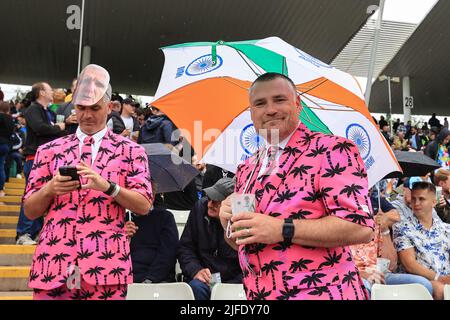 Birmingham, Regno Unito. 02nd luglio 2022. I tifosi si srotolano sotto i loro brolli mentre le soste della pioggia giocano per una seconda volta a Birmingham, Regno Unito il 7/2/2022. (Foto di Mark Cosgrove/News Images/Sipa USA) Credit: Sipa USA/Alamy Live News Foto Stock