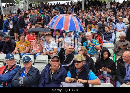 Birmingham, Regno Unito. 02nd luglio 2022. I tifosi si srotolano sotto i loro brolli mentre le soste della pioggia giocano per una seconda volta a Birmingham, Regno Unito il 7/2/2022. (Foto di Mark Cosgrove/News Images/Sipa USA) Credit: Sipa USA/Alamy Live News Foto Stock