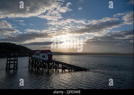 Faro e molo di Mumbles, parte della costa Gower nel Galles del Sud Foto Stock
