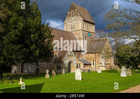 Una veduta della Chiesa di San Lorenzo, conosciuta anche come Chiesa di Castle Rising nel bellissimo villaggio di Castle Rising a Norfolk, Regno Unito. Foto Stock