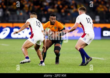 Perth, Australia, 2 luglio 2022. SAMU Kerevi dei Wallabies corre con la palla durante la partita di rugby internazionale tra l'Australia Wallabies e l'Inghilterra all'Optus Stadium il 02 luglio 2022 a Perth, Australia. Credit: Graham Conaty/Speed Media/Alamy Live News Foto Stock